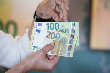 В странах ЕС ввели в обращение новые купюры в 100 и 200 евро