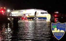 В США пассажирский Boeing 737 скатился в реку