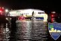 В США пассажирский Boeing 737 скатился в реку