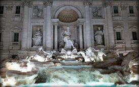 В Риме очередного туриста оштрафовали за купание в фонтане Треви