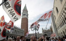 Жители Венеции протестуют против круизных судов